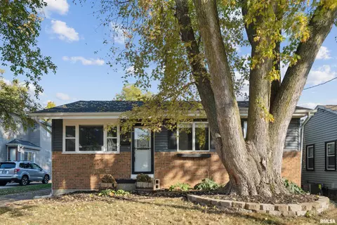 2340 Oak St, Bettendorf, IA 52722