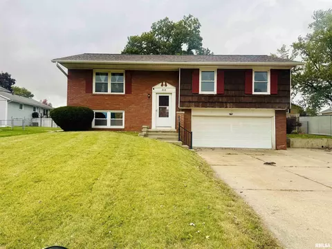 868 16th Ave NW, Clinton, IA 52732