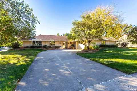 1005 W 58th St, Davenport, IA 52806