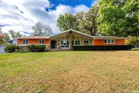 4449 Royal Oaks Dr, Davenport, IA 52806