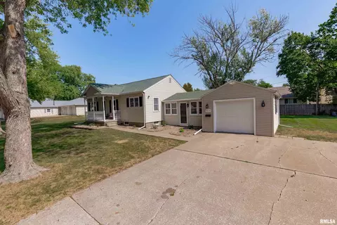 3028 54th St, Moline, IL 61265