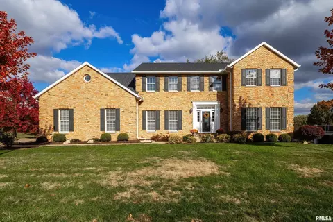 4005 Forest Rd, Davenport, IA 52807