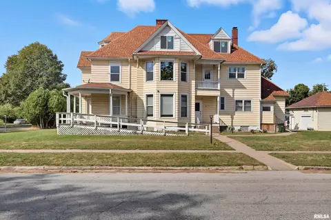230 Kirkwood Blvd, Davenport, IA 52803