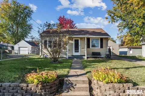 1304 S 10th St, Clinton, IA 52732