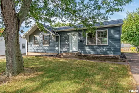 3322 Clover Hills Dr, Bettendorf, IA 52722
