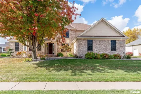 6334 Whispering Pine Dr, Davenport, IA 52807