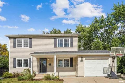 2821 Hillside Ct, Bettendorf, IA 52722