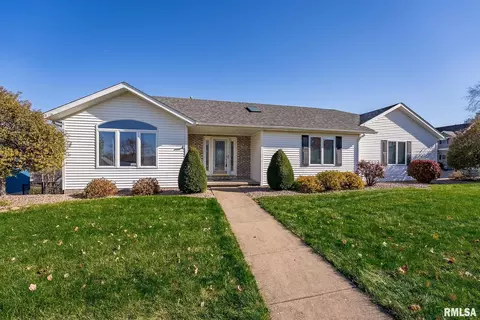 6015 Vine St, Davenport, IA 52806