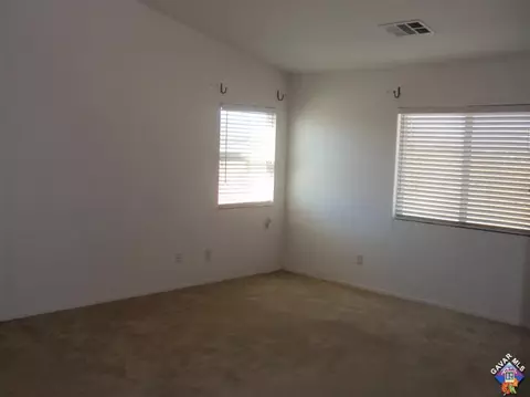 42963 Carpenter Dr, Lancaster, CA 93535 photo 2