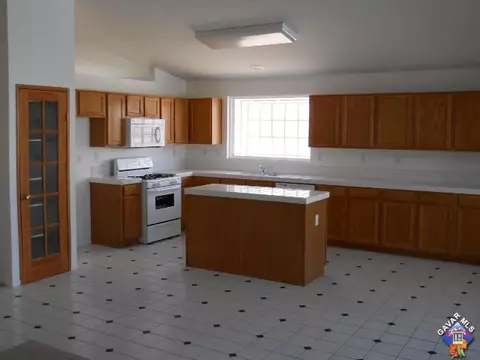6305 Jasper Ct, Lancaster, CA 93536 photo 3