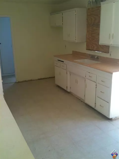 3255 Gregory St, Mojave, CA 93501 photo 2