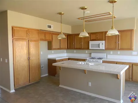 5657 Eisenhower Way, Palmdale, CA 93552 photo 4