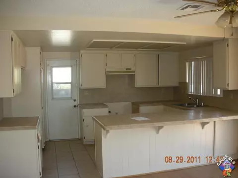 37556 Silk Tree Ln, Palmdale, CA 93550 photo 3