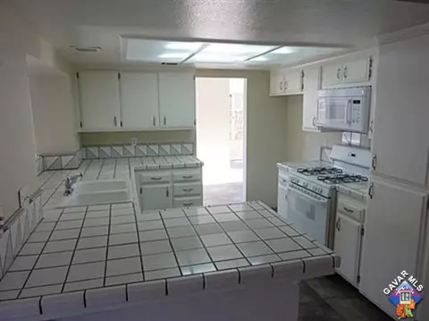 1402 Onyx Dr, Palmdale, CA 93550 photo 8