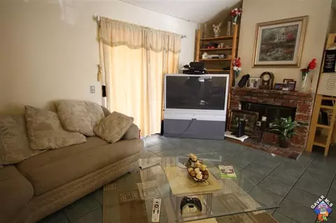 4925 Sunburst Dr, Palmdale, CA 93552 photo 2