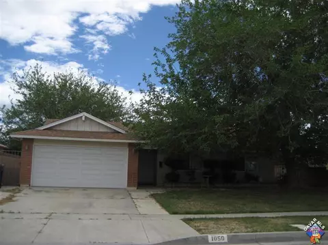 1050 E Lingard St, Lancaster, CA 93535 photo 2