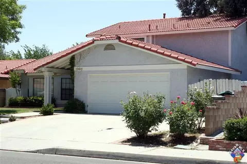 1308 Herzel Ave, Lancaster, CA 93535 photo 2