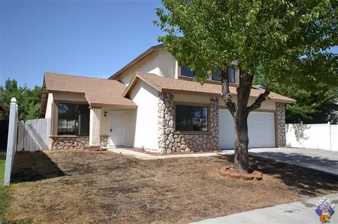 639 E Kettering St, Lancaster, CA 93535 photo 2