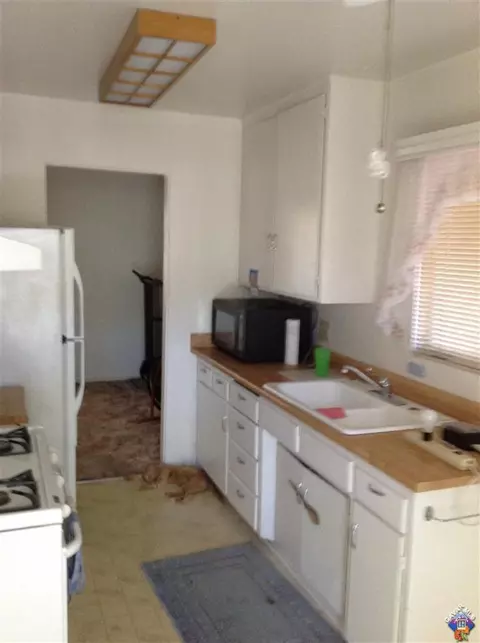 2002 Sweetbrier St, Palmdale, CA 93550 photo 2