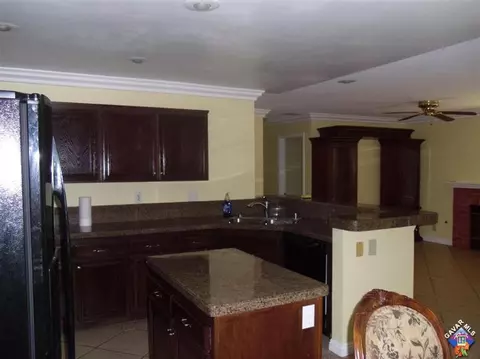 1843 Mesa Dr, Lancaster, CA 93535 photo 2