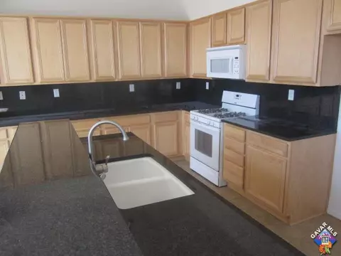 38167 Desert Hawk Dr, Palmdale, CA 93552 photo 3