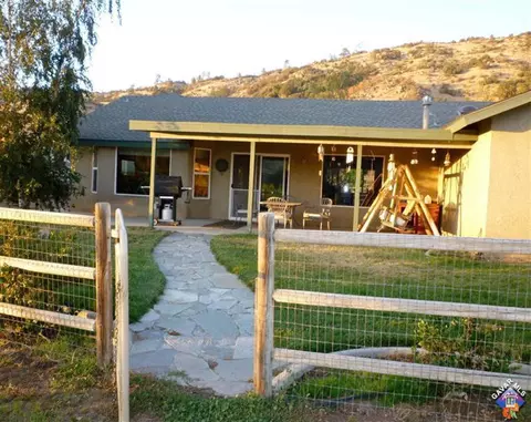 26350 Bear Valley Rd, Tehachapi, CA 93561 photo 2