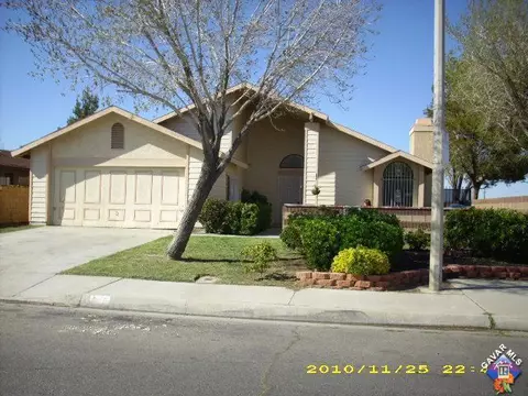 883 E Jackman St, Lancaster, CA 93535 photo 2