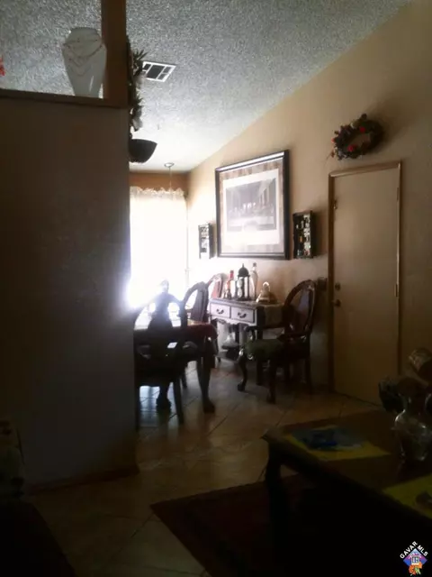 37627 Dixie Dr E, Palmdale, CA 93550 photo 2