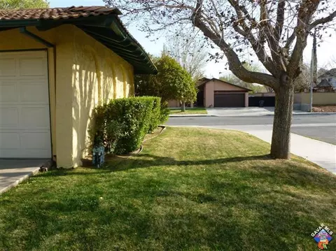 44526 E 12th St, Lancaster, CA 93535 photo 2