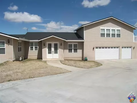 407 Lago Lindo Rd E, Palmdale, CA 93550 photo 1