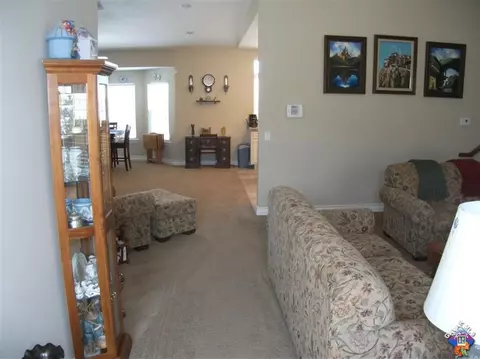 407 Lago Lindo Rd E, Palmdale, CA 93550 photo 8