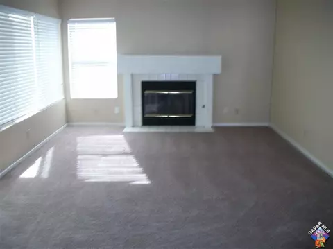 722 E Whitlatch Dr, Lancaster, CA 93535 photo 3