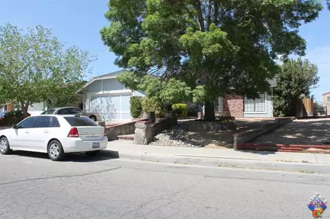 1121 Landsford St, Lancaster, CA 93535 photo 2