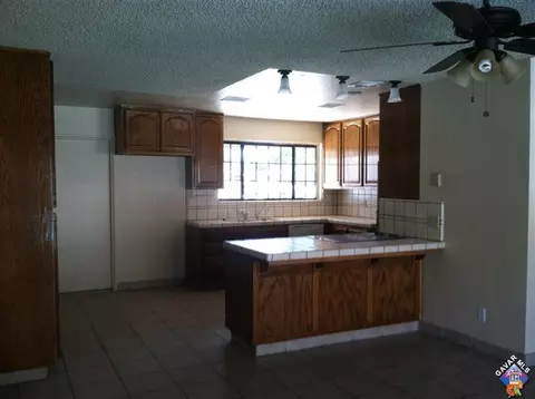 44235 11th St, Lancaster, CA 93535 photo 2