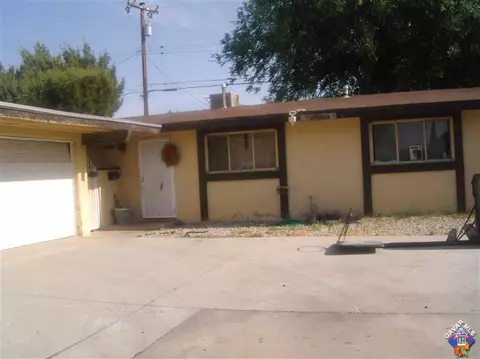 446 Nugent St E, Lancaster, CA 93535 photo 2