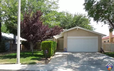 828 Kildare St E, Lancaster, CA 93535 photo 1