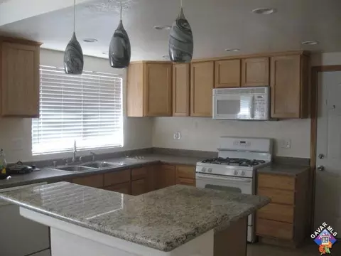 1828 E Nessa Dr, Lancaster, CA 93535 photo 2
