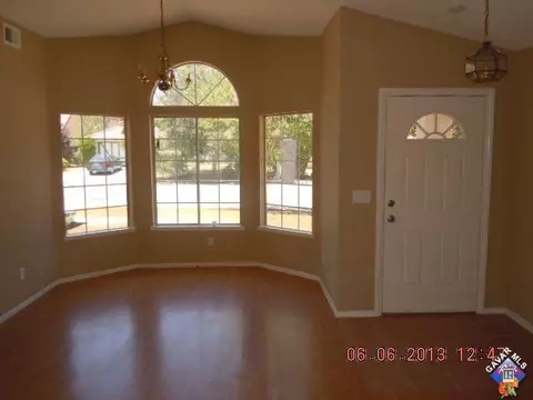 552 Spruce Ct, Palmdale, CA 93550 photo 2