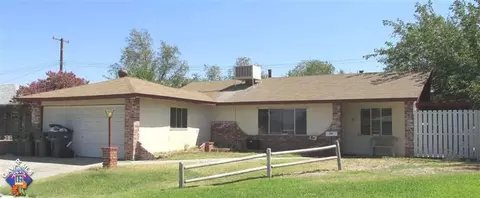 606 E Oldfield St, Lancaster, CA 93535 photo 2