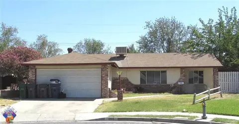 606 E Oldfield St, Lancaster, CA 93535 photo 1
