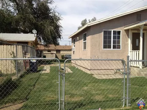 521 W Oldfield St, Lancaster, CA 93534 photo 3