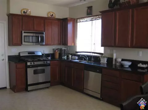 2834 Emerald Ln, Lancaster, CA 93535 photo 4