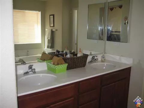2834 Emerald Ln, Lancaster, CA 93535 photo 8
