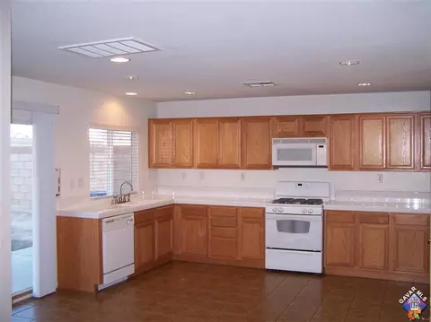 45046 Palm Ln, Lancaster, CA 93535 photo 2