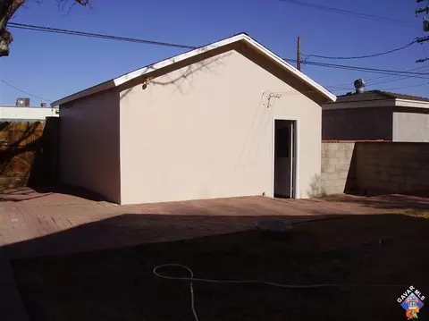 1153 Ivesbrook St W, Lancaster, CA 93534 photo 2