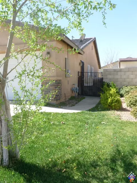 45343 Robinson Dr, Lancaster, CA 93535 photo 2