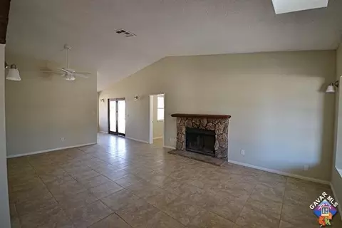 15811 Valeport Ave, Lancaster, CA 93535 photo 2