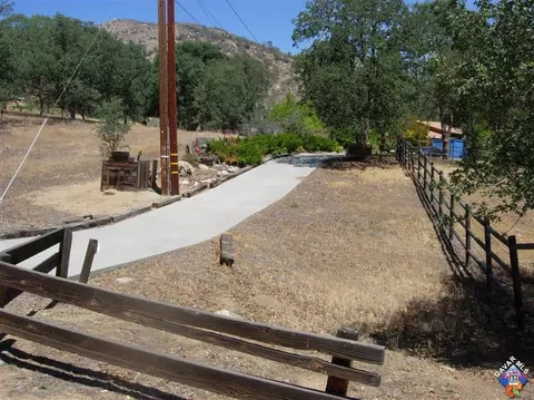 21321 Carriage Dr, Tehachapi, CA 93561 photo 2