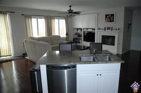 6104 Starview Dr, Lancaster, CA 93536 photo 2
