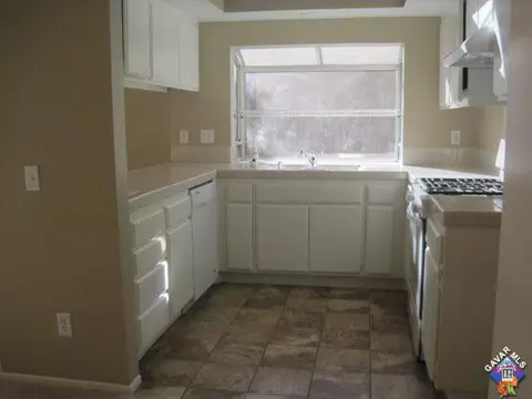 1824 E Newgrove St, Lancaster, CA 93535 photo 4